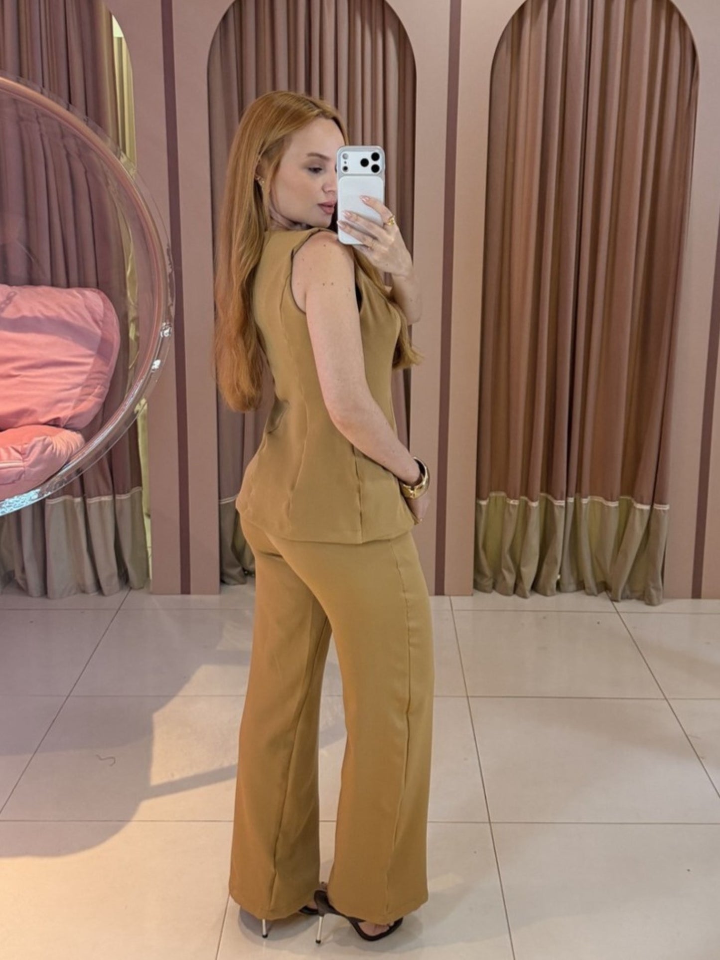 conjunto alfaiataria feminino colete assimetrico e calca pantalona beje Clara Store
