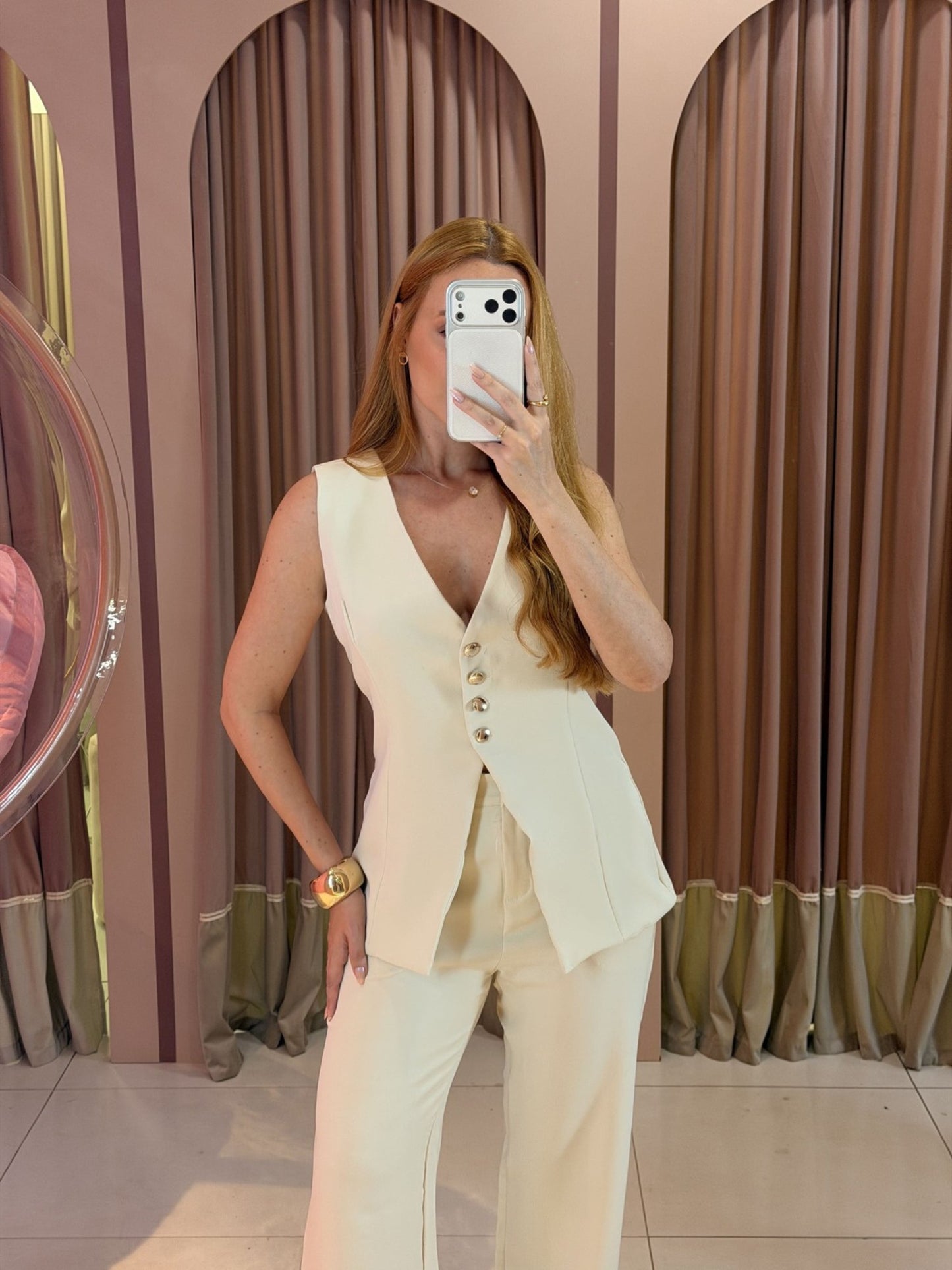 conjunto alfaiataria feminino colete assimetrico e calca pantalona off white Clara Store