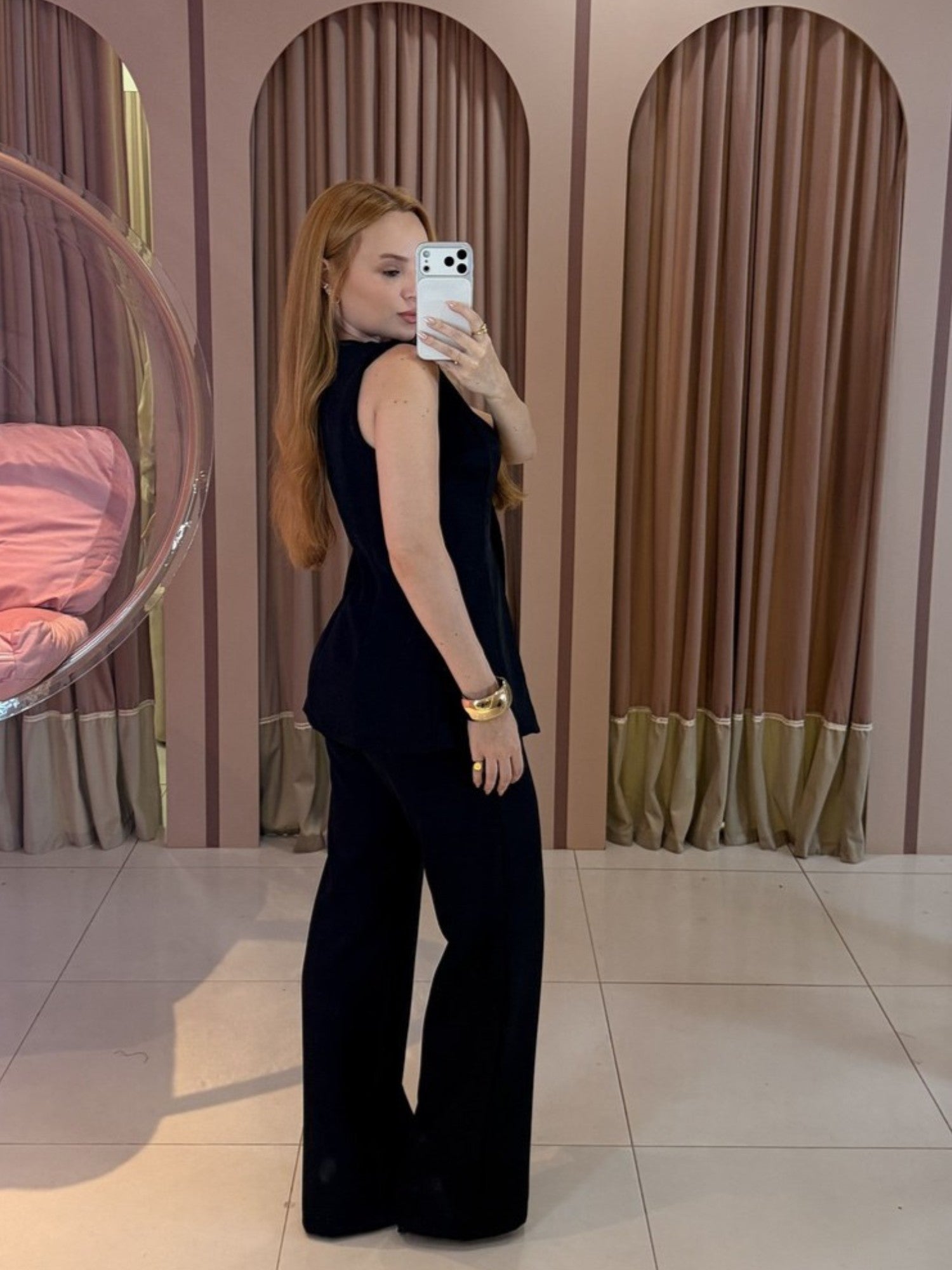 conjunto alfaiataria feminino colete assimetrico e calca pantalona preto costas Clara Store