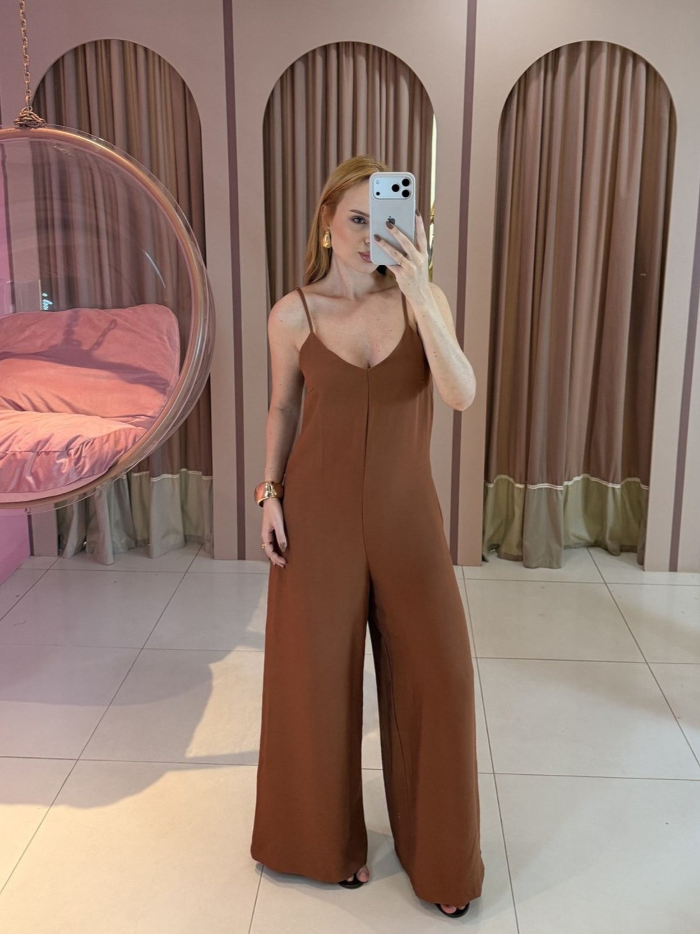Macacão Pantalona Marrant marrom feminino com alças finas e modelagem ampla clara store