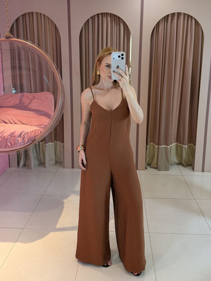Macacão Pantalona Marrant marrom feminino com alças finas e modelagem ampla clara store