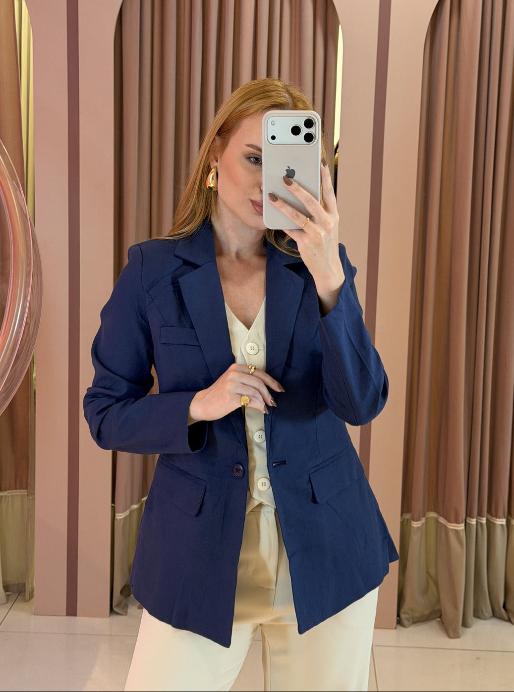 Blazer feminino em alfaiataria com modelagem estruturada azul clara store