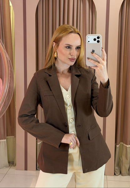 Blazer feminino em alfaiataria com modelagem estruturada marrom clara store