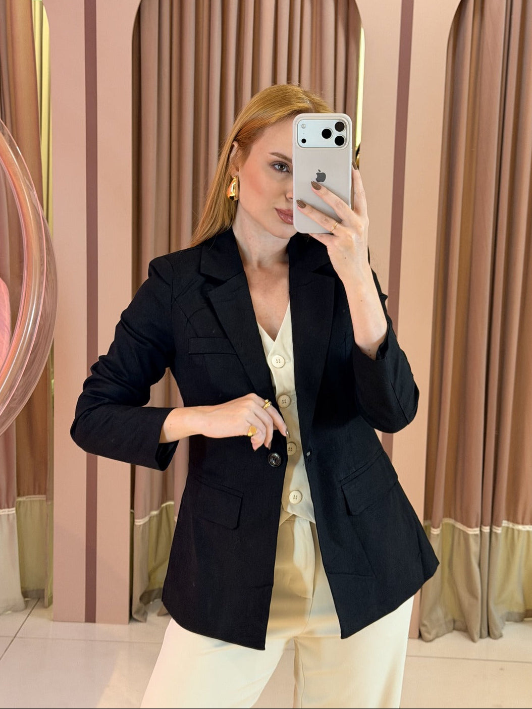 Blazer feminino em alfaiataria com modelagem estruturada preto clara store