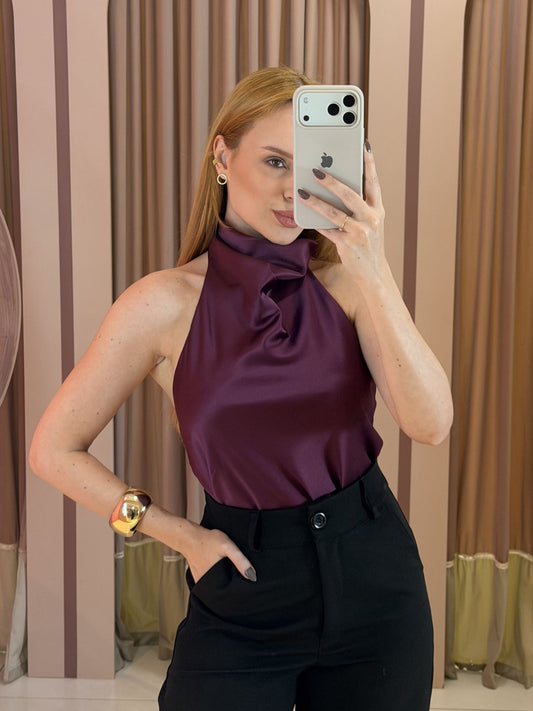 Modelo vestindo blusa feminina em cetim vinho frente única com costas abertas CLARA STORE