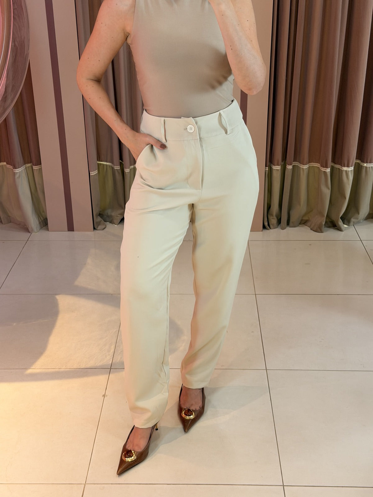 calça alfaiataria reta feminina preta cintura alta frente Clara Store