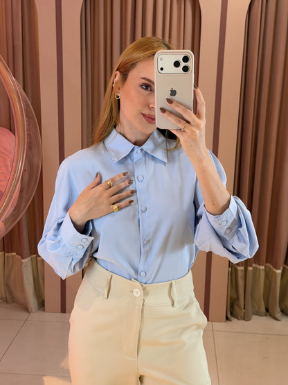 camisa crepe feminina azul com botoes encapados Clara Store