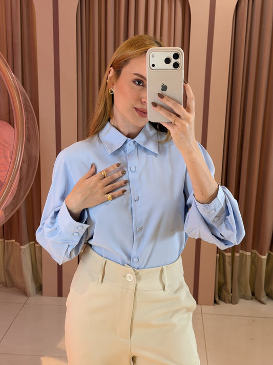 camisa crepe feminina azul com botoes encapados Clara Store