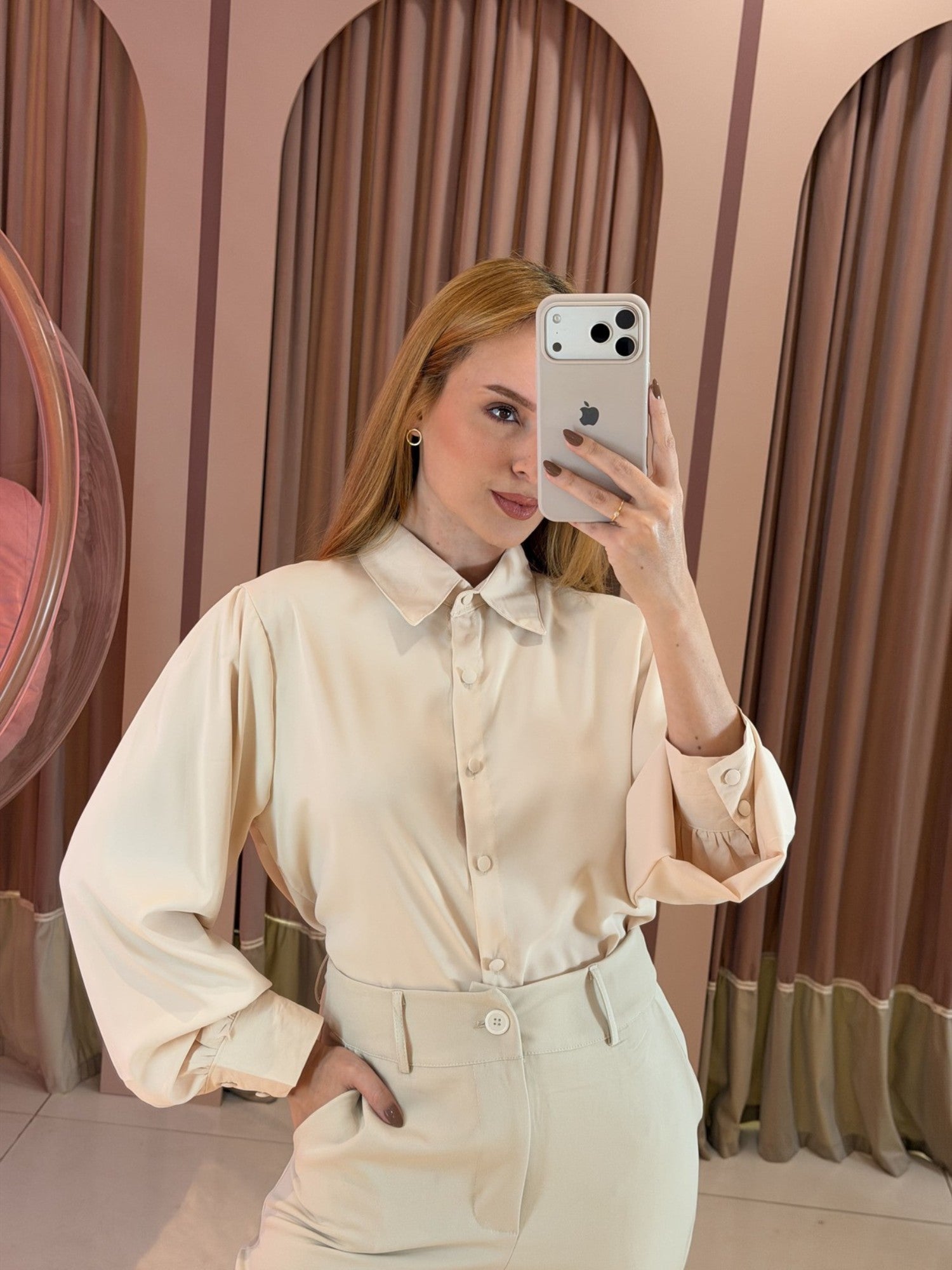 camisa crepe feminina beje com botoes encapados Clara Store