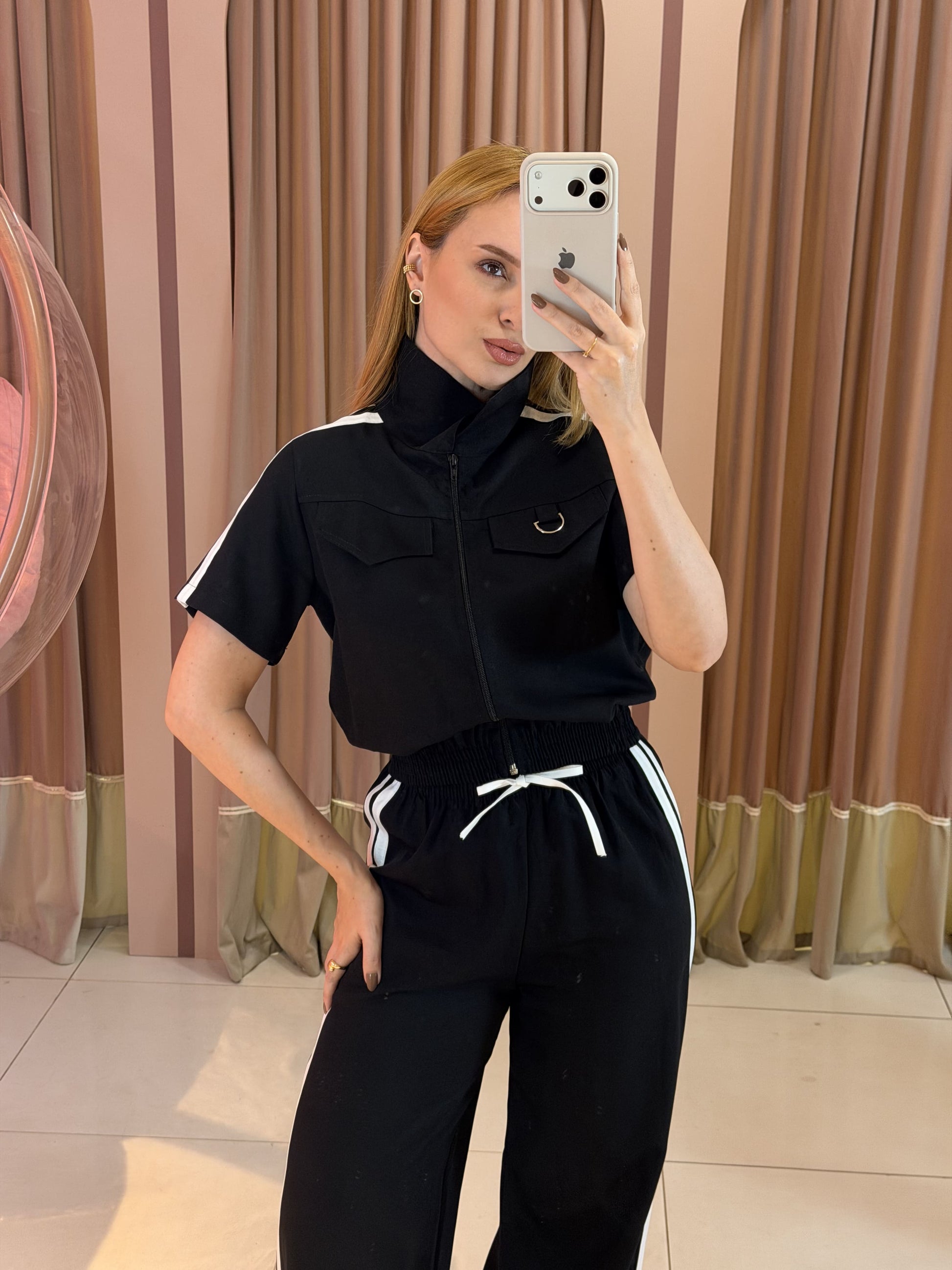 Conjunto Aerolook feminino preto com faixas laterais fechado Clara Store