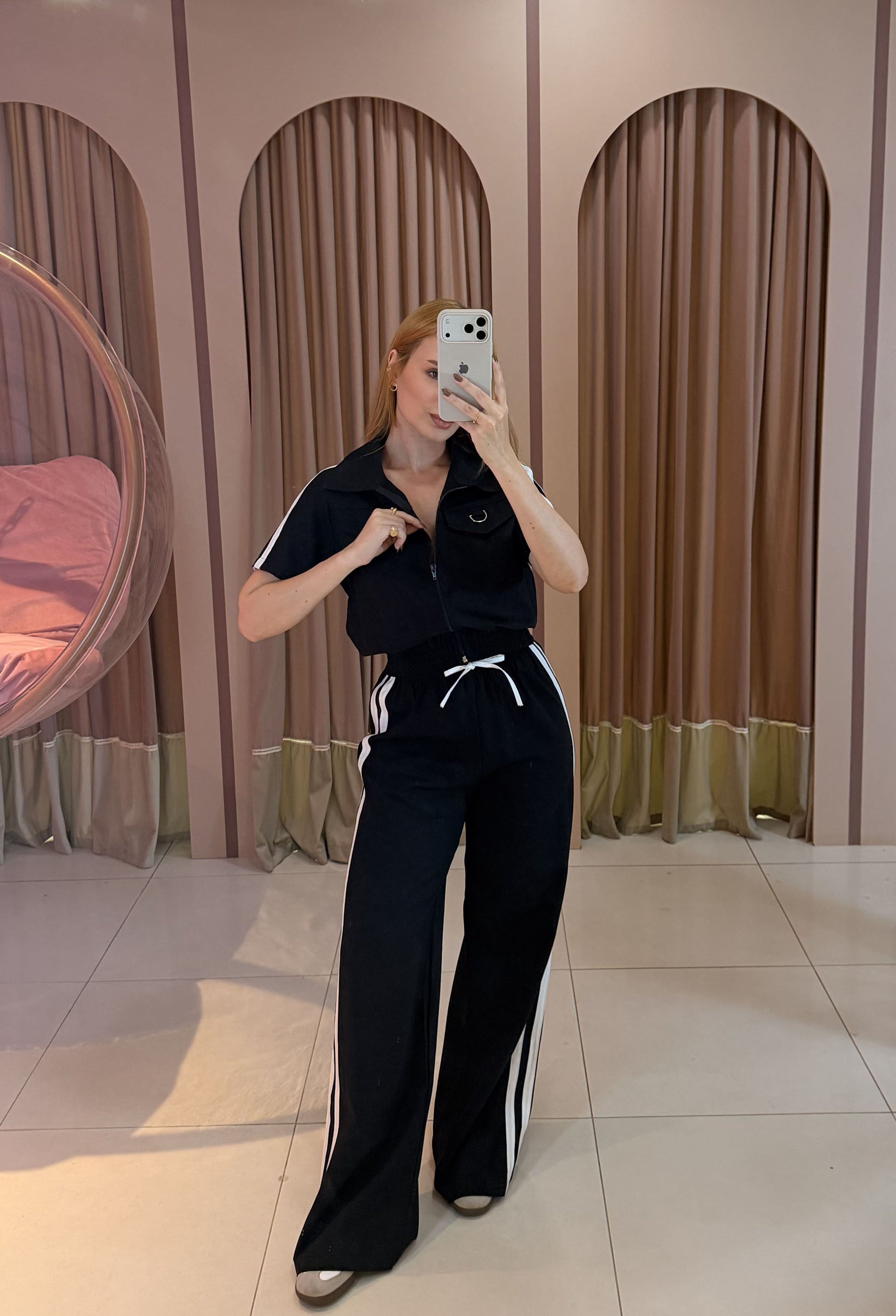 Conjunto Aerolook feminino preto com faixas laterais frente Clara Store