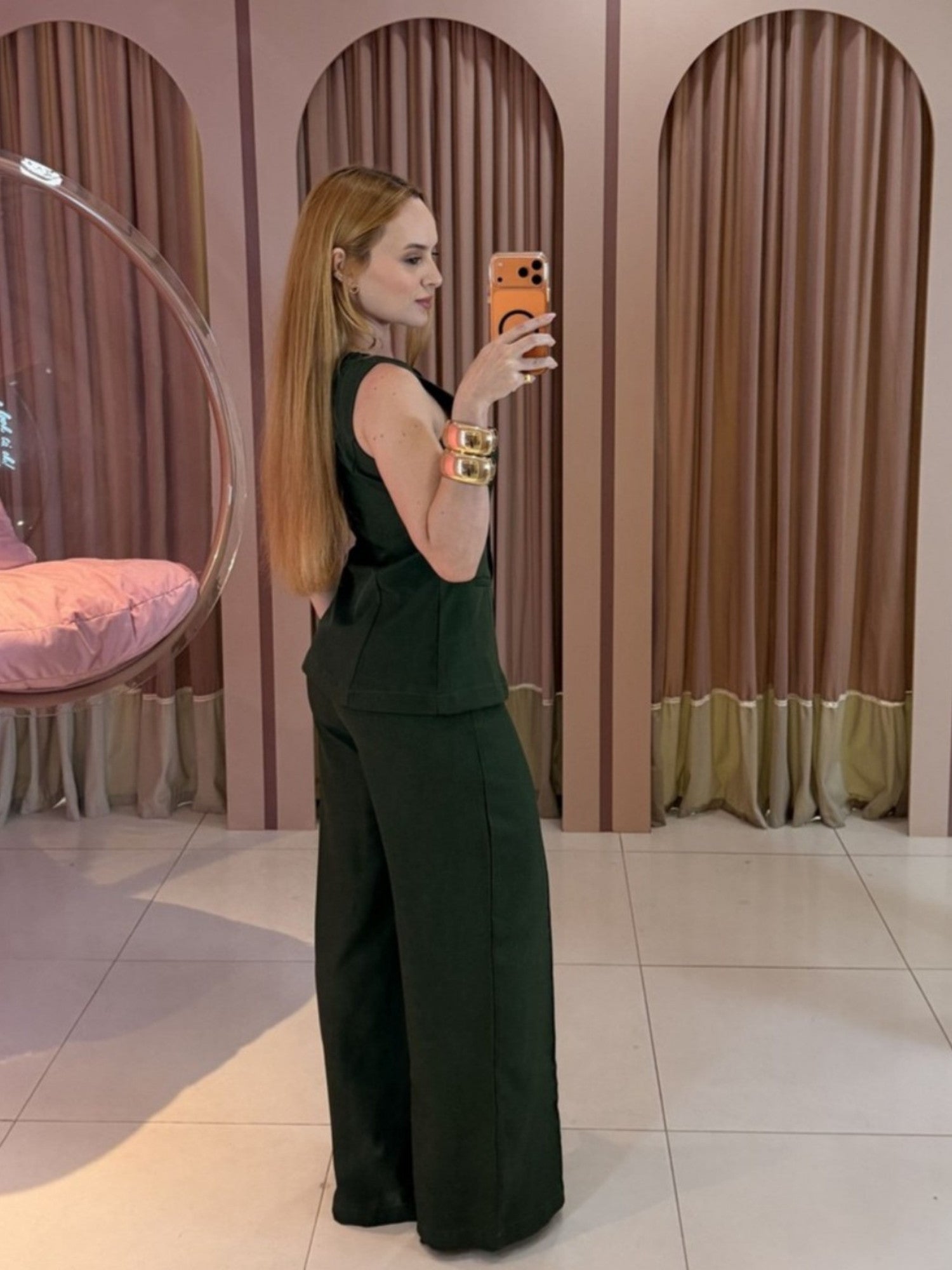 Conjunto alfaiataria feminino verde com colete alongado estruturado e calça pantalona de cintura alta