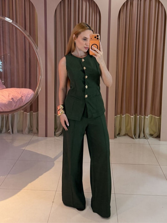Conjunto alfaiataria feminino verde com colete alongado estruturado e calça pantalona de cintura alta