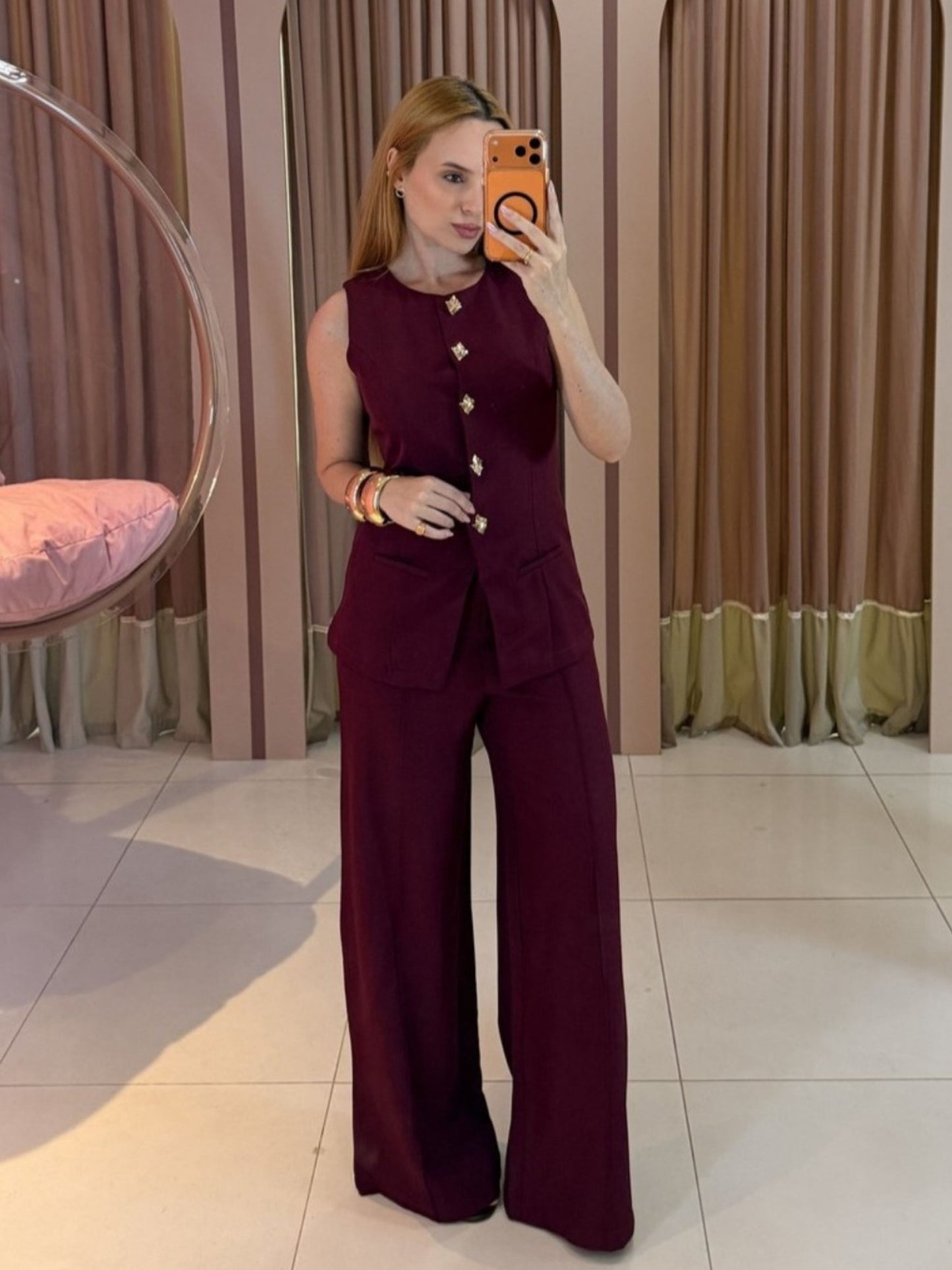 Conjunto alfaiataria feminino vinho com colete alongado estruturado e calça pantalona de cintura alta