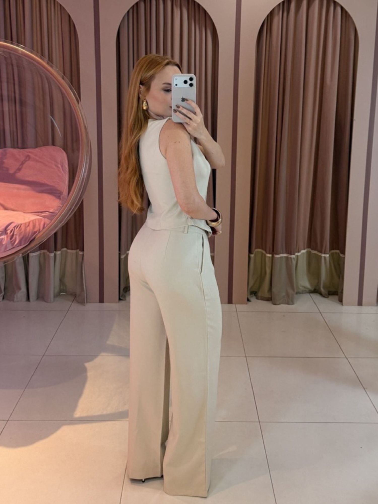 conjunto alfaiataria feminino colete e calça pantalona beje Clara Store