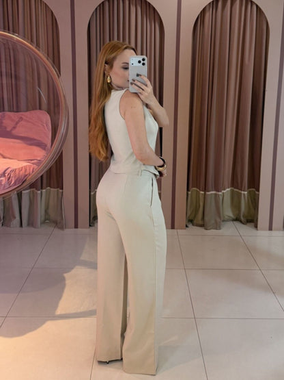 conjunto alfaiataria feminino colete e calça pantalona beje Clara Store