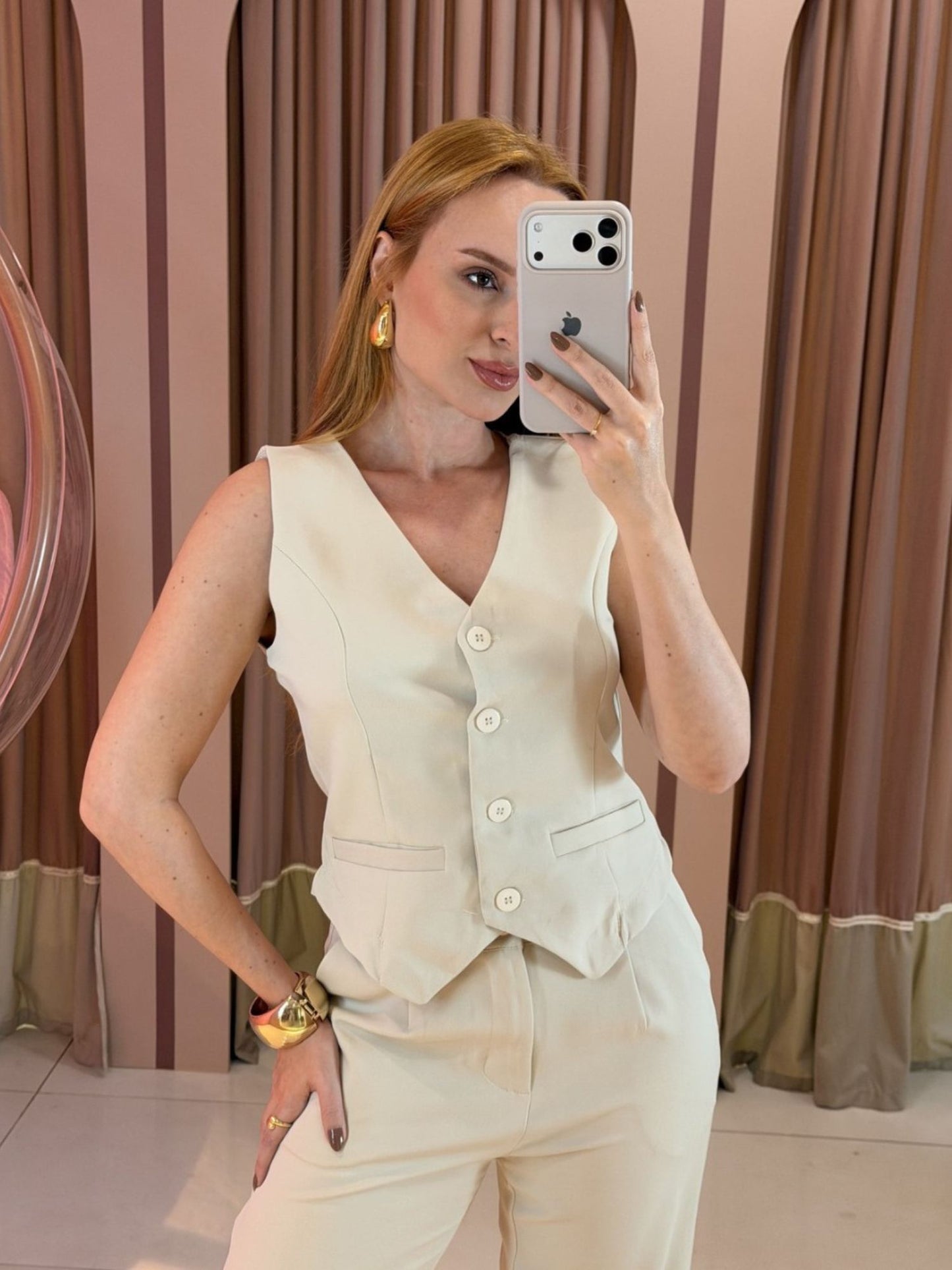 conjunto alfaiataria feminino colete e calça pantalona beje Clara Store