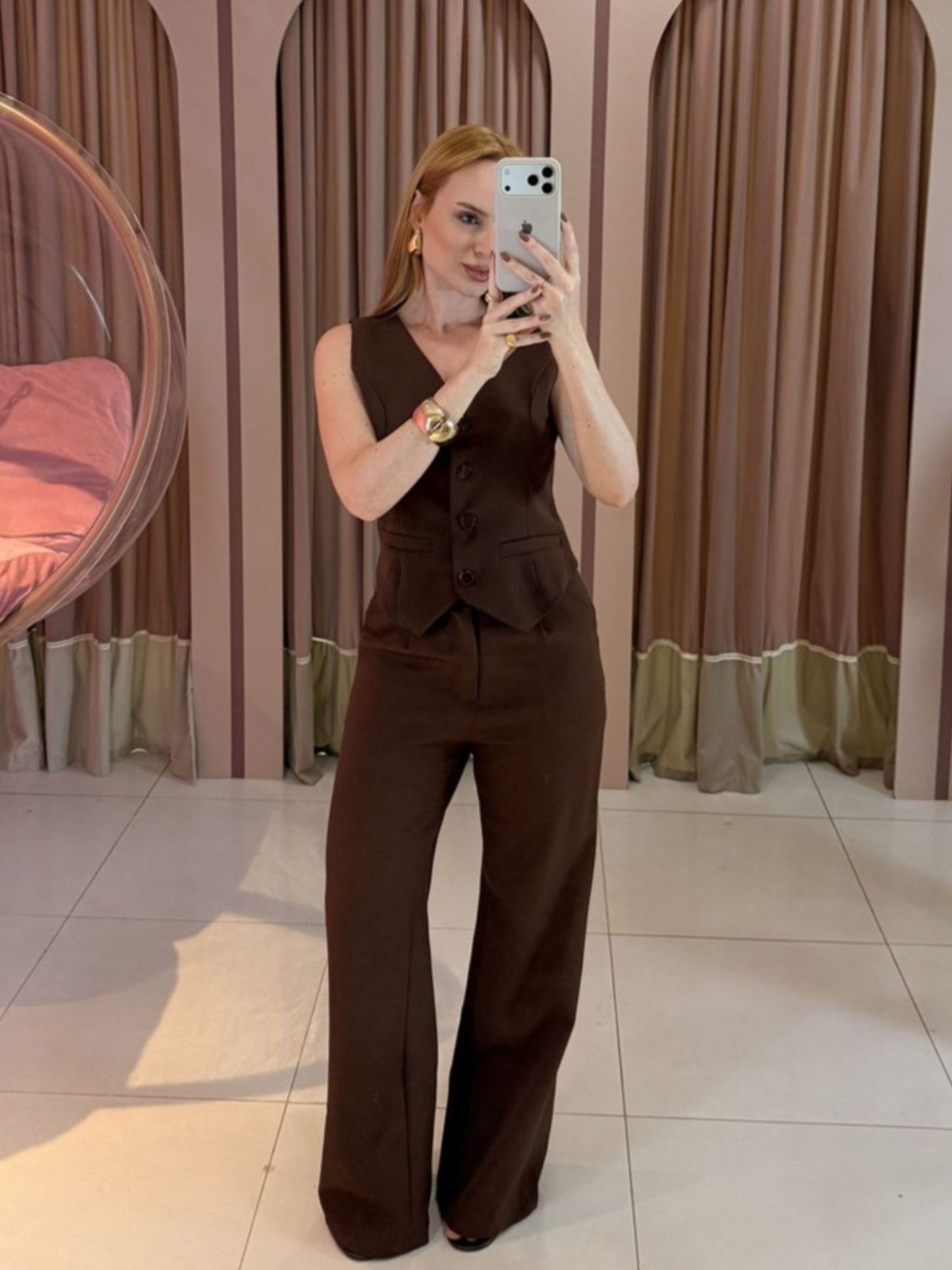 conjunto alfaiataria feminino colete e calça pantalona marrom Clara Store