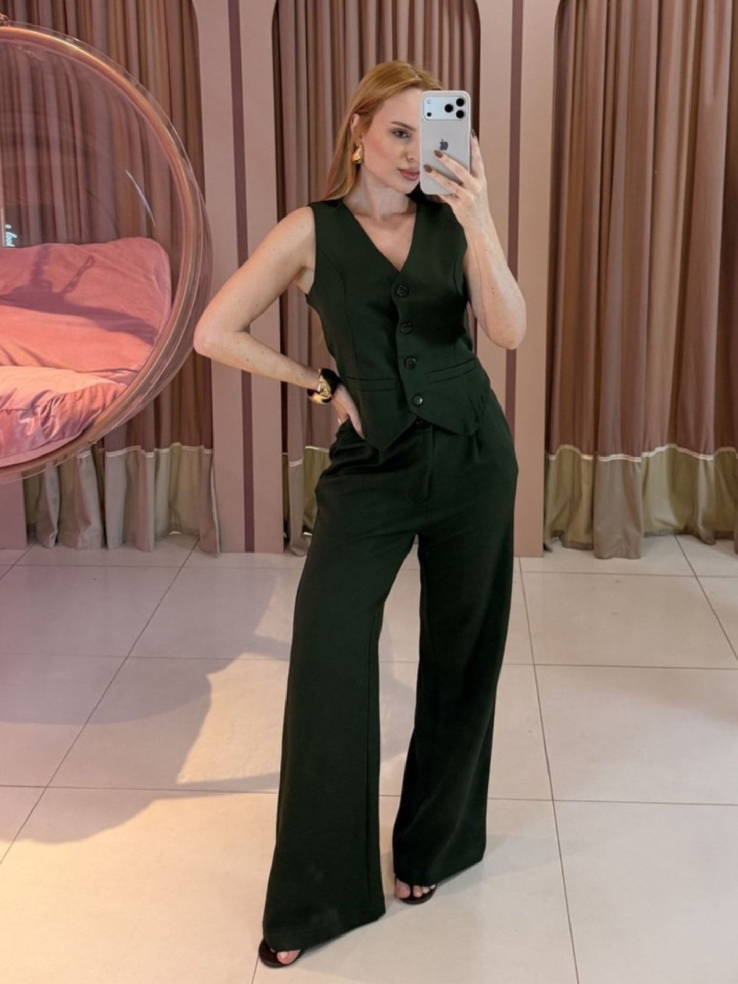 conjunto alfaiataria feminino colete e calça pantalona verde Clara Store
