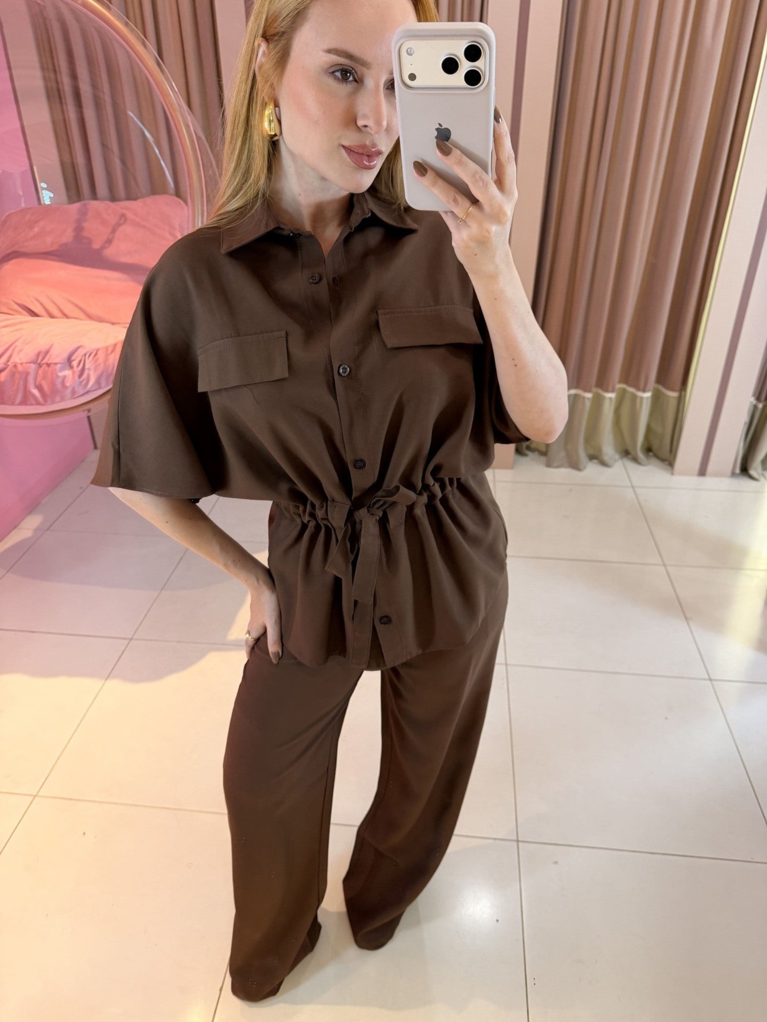 Conjunto Marrant Parka e Pantalona marrom feminino com ajuste na cintura e modelagem sofisticada Clara Store