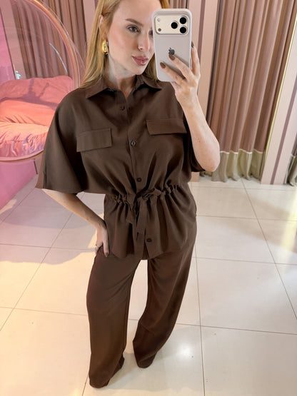 Conjunto Marrant Parka e Pantalona marrom feminino com ajuste na cintura e modelagem sofisticada Clara Store