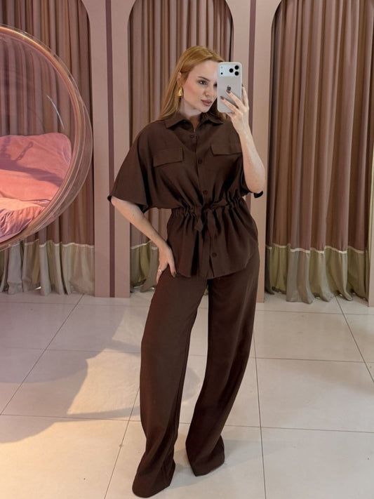 Conjunto Marrant Parka e Pantalona marrom feminino com ajuste na cintura e modelagem sofisticada Clara Store