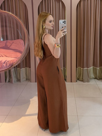 Macacão Pantalona Marrant marrom feminino com alças finas e modelagem ampla clara store