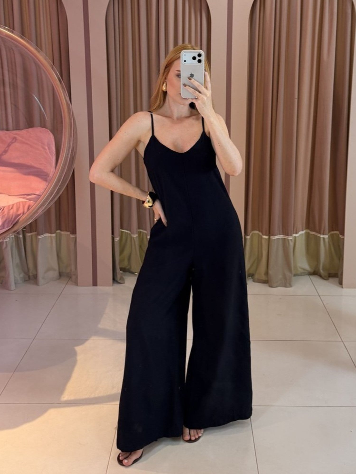 Macacão Pantalona Marrant marrom feminino com alças finas e modelagem ampla clara store