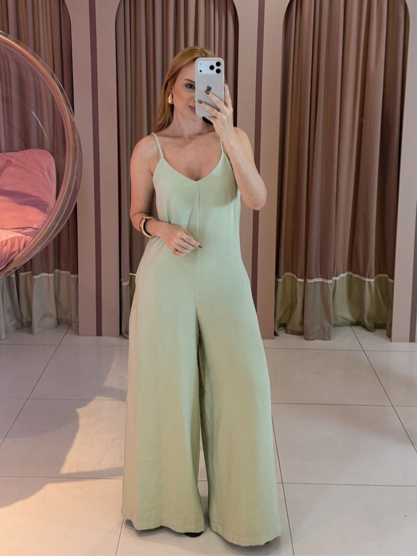 Macacão Pantalona Marrant marrom feminino com alças finas e modelagem ampla clara store